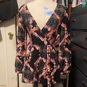 Pre-Owned, Women’s Size 6 MIKA & GALA Black Long Sleeve Romper W/ Floral Pattern